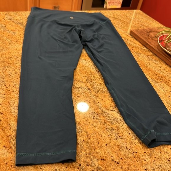 Lululemon aligns size 10 23" length - Picture 6 of 7